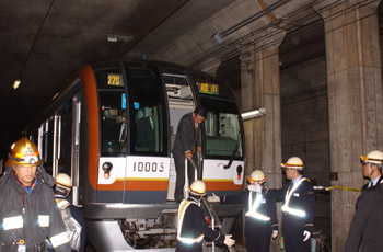 〈平成18年11月20日の有楽町線市ケ谷駅構内訓練線で実施した異常時想定訓練〉