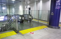 車内ディスプレイで駅構内をご案内