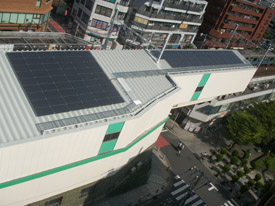 駅舎の屋根上に設置した太陽光発電パネル