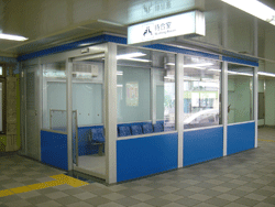 地上駅の待合室（丸ノ内線　後楽園駅）